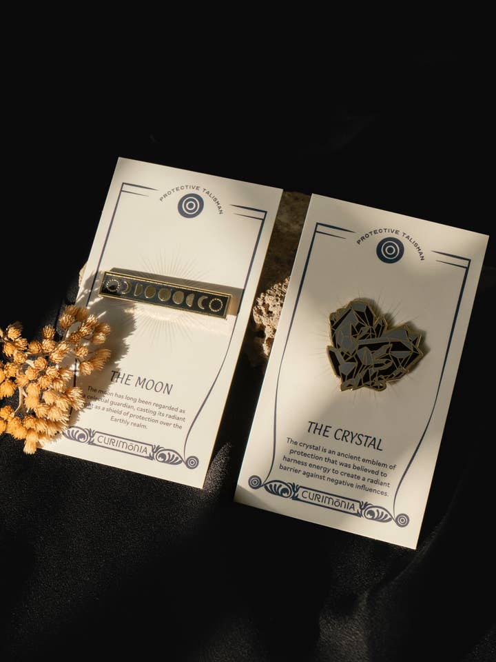 Beschermende emaille pin met kristallen hart van Talisman voor wholesale door Curimonia