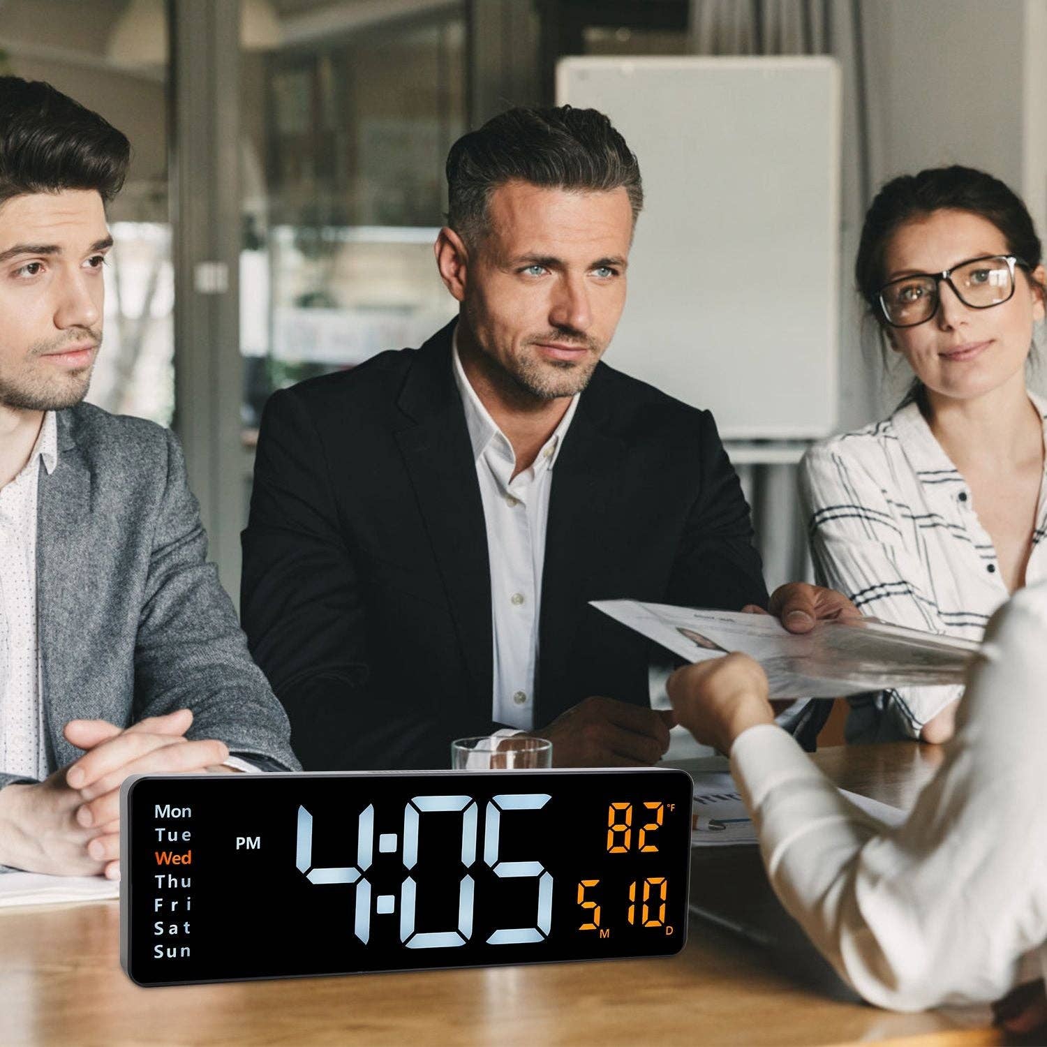 Preto Relógio de Parede Digital LED de 15,7 polegadas com Controlo Remoto 10 Níveis de Brilho 3 Definições de Alarme Formato 12/24 Horas Temporizador Contagem Decrescente Temperatura Exibição de Calendário Relógio Decorativo para Escritório Casa para venda a revendedores na Faire6