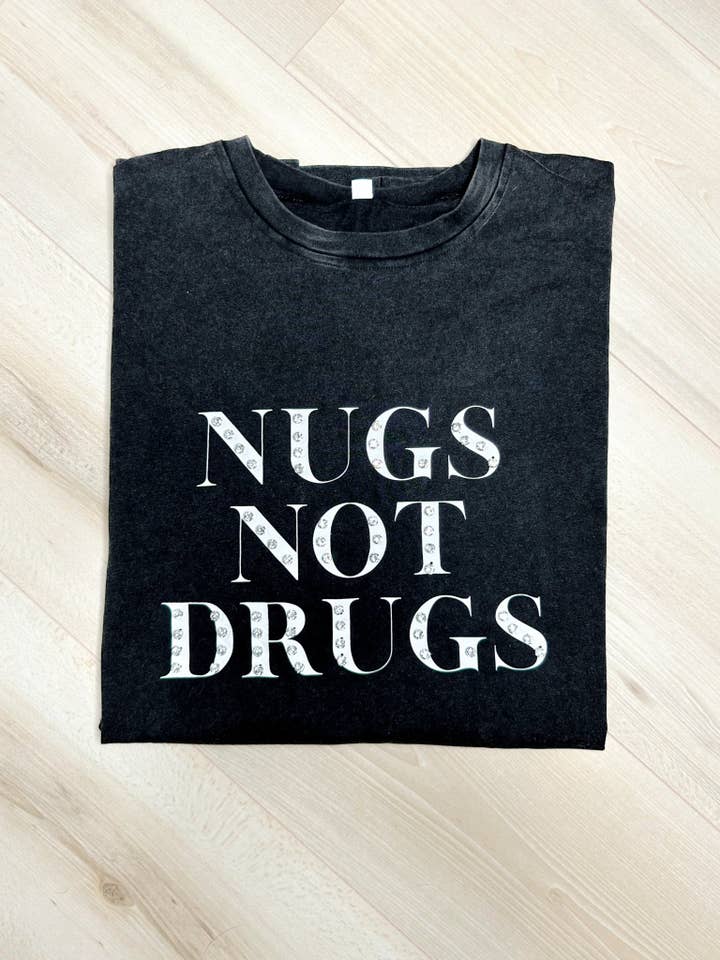 Girl Code Couture - Wholesale T-shirt met print - Dames - "Nugs Not Drugs" Grafisch & Studded Gewassen T-shirt