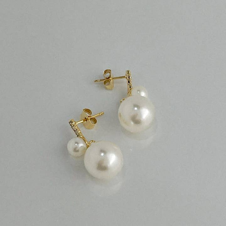 MOND HAUS - Wholesale Dangle Earrings - Dido Earrings | Double Pearl Ball Modern Design Stud1