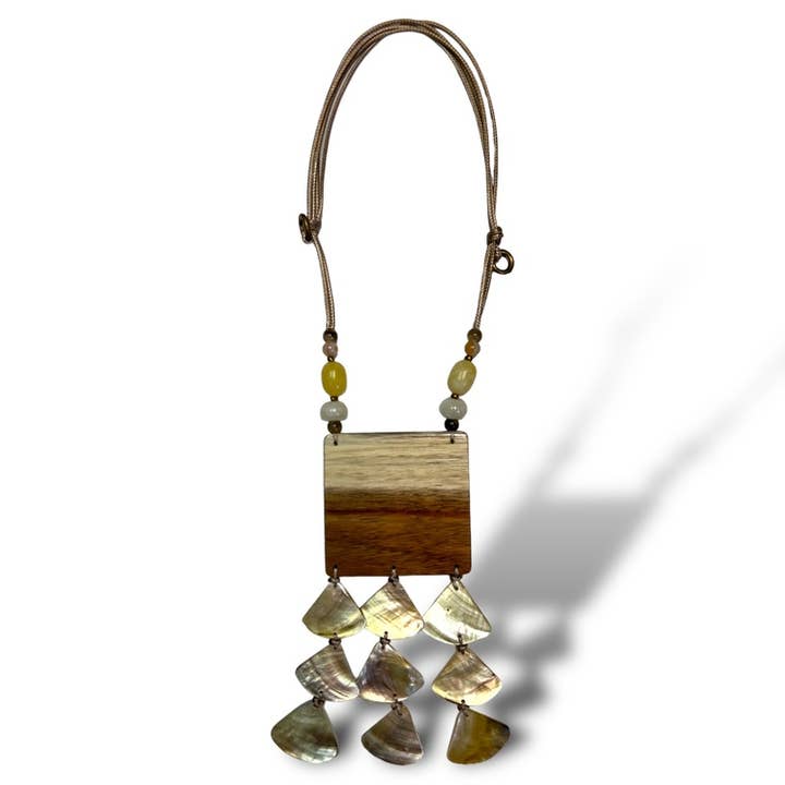 Vierkante halsketting van natuurlijk hout met schelp voor wholesale door A Touch of Style LLC