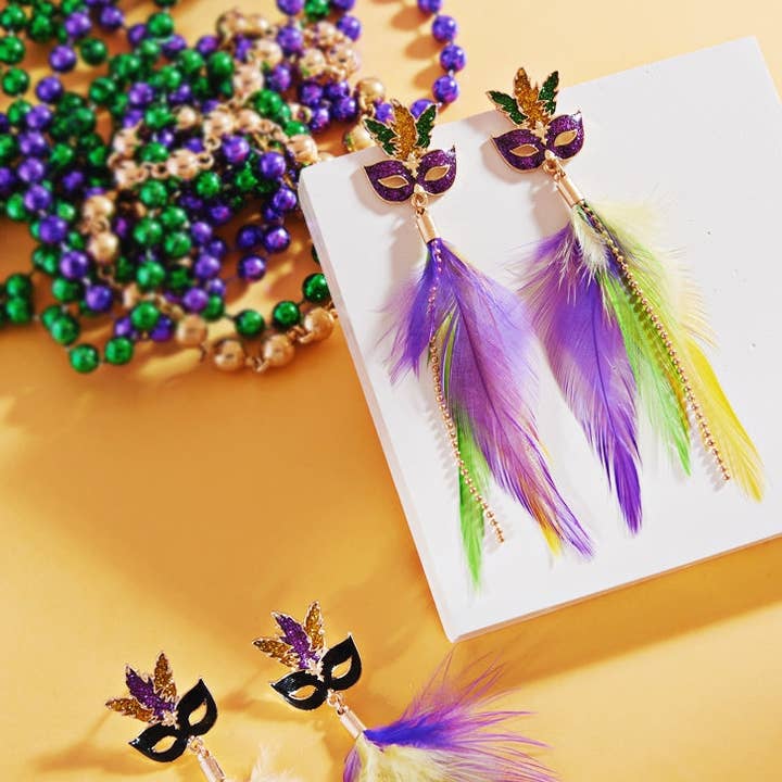 Mardi Gras-mask med fjädertassel örhängen för wholesale av Designature New York