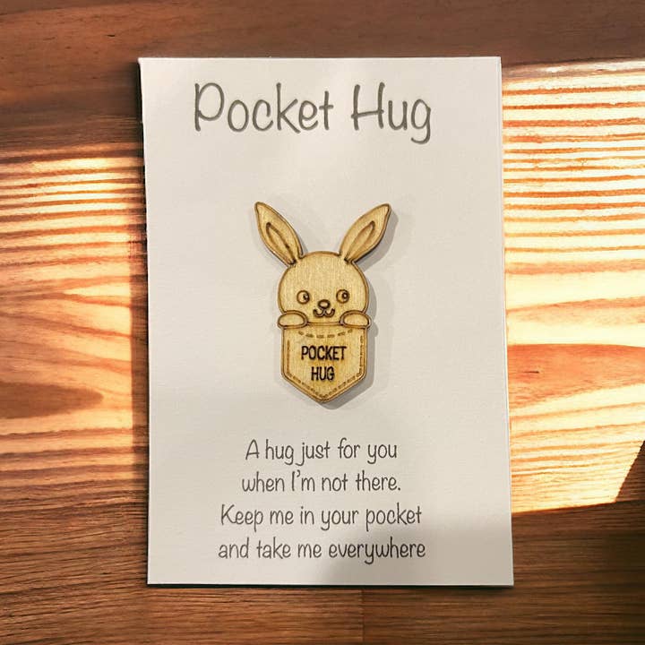 Montgomery and Claire - Vendita all'ingrosso Moneta/gettone ricordo - Abbraccio Tascabile in Legno - Gettone Portatile di Affetto con Cartoncino Sentimentale3