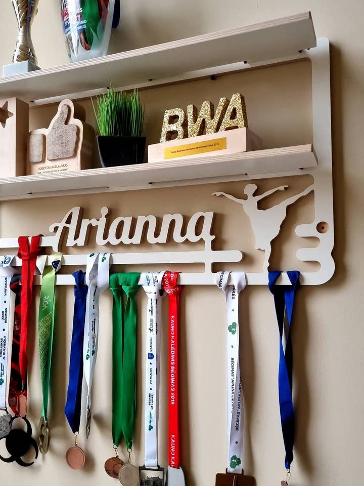 Colgador de medallas de doble estante con nombre para venta al por mayor de Woodinout