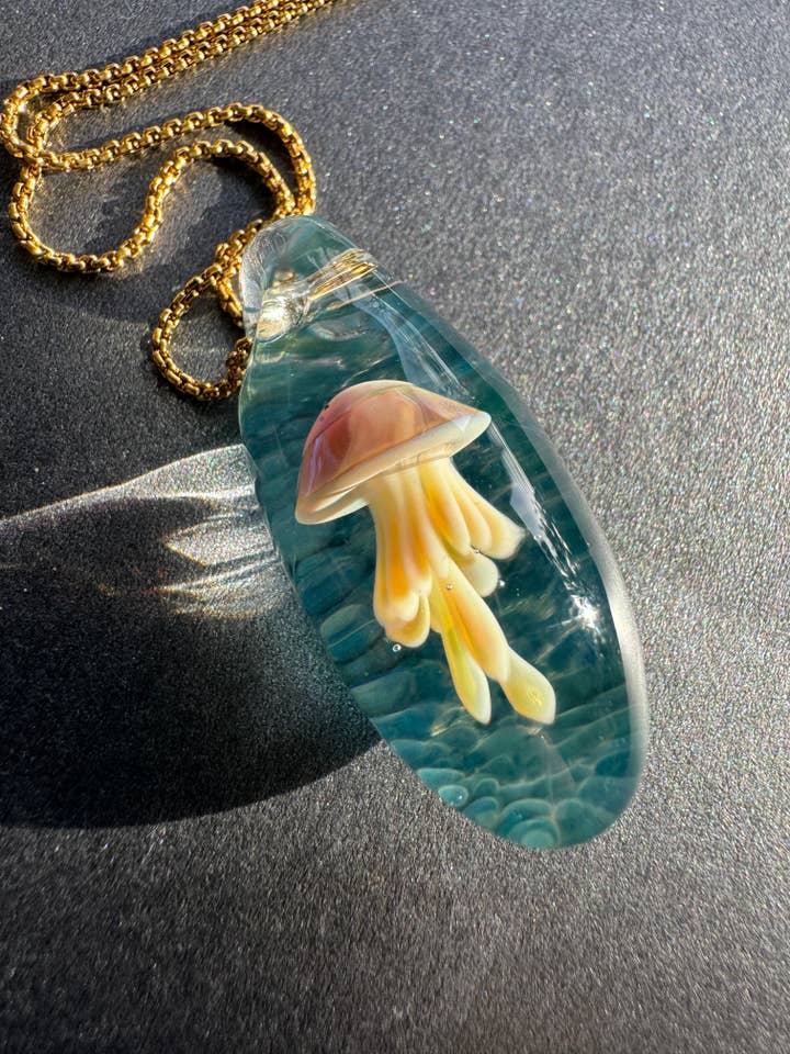 Colgante en forma de medusa color crema para venta al por mayor de Jukju Glass