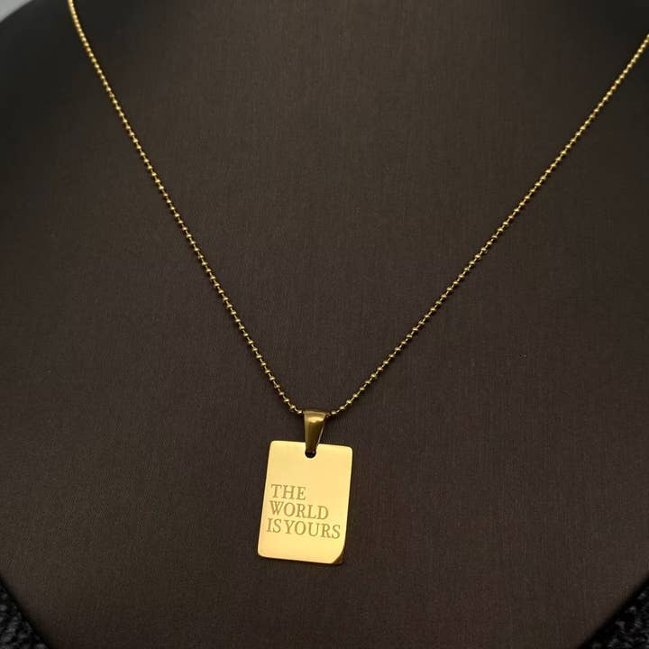 Mio Queena - Vente Colliers à pendentif - Collier en acier inoxydable plaqué or 18K avec charme carré inspirant - FGS3