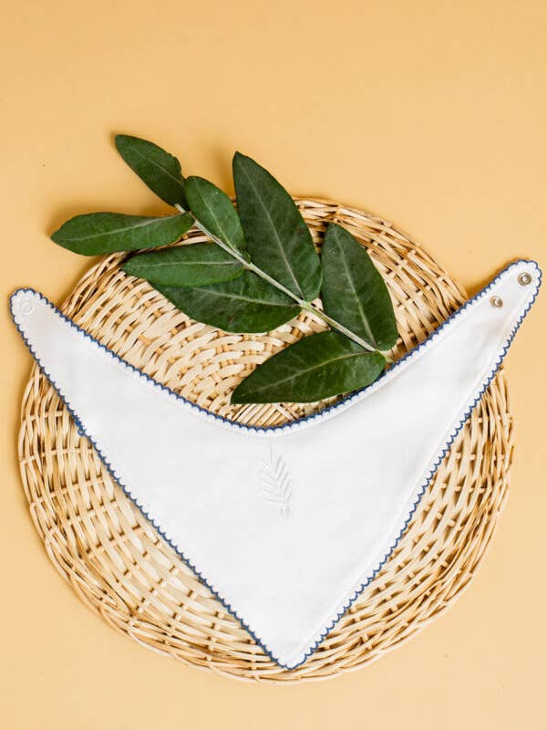 Bavoir Bandana Élégant en Coton Pima pour la vente par Infused With Love Baby