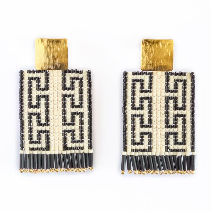 Mayana Designs Co – Brincos de argola por atacado – Brincos quadrados de guajira tecidos à mão com miçangas (creme/preto)0