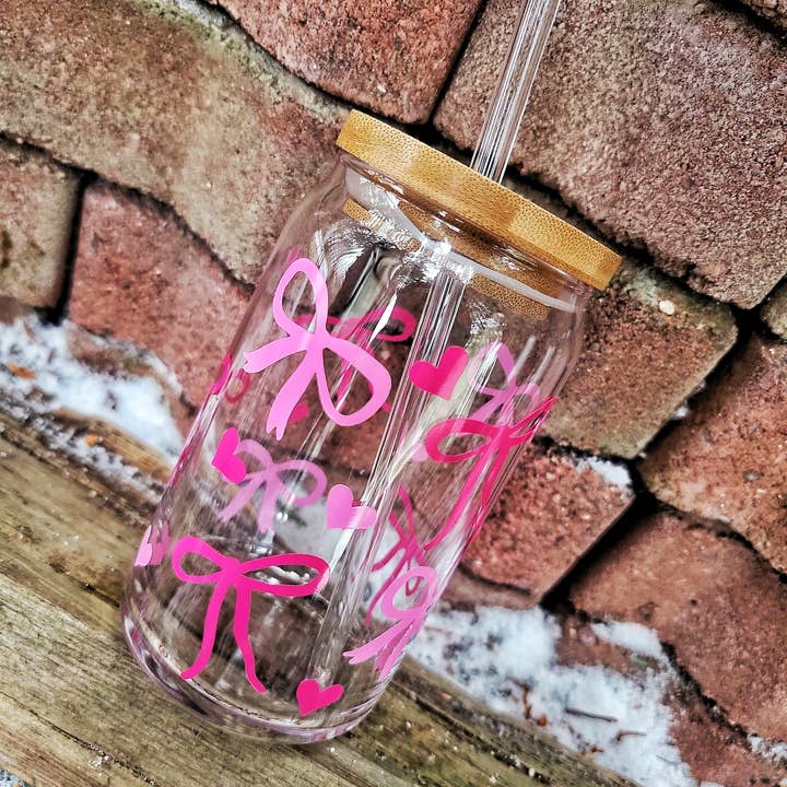 Verre Tumbler Canette de Bière Coquette avec Nœud Rose de Saint-Valentin pour la vente par Superior Sweet Water