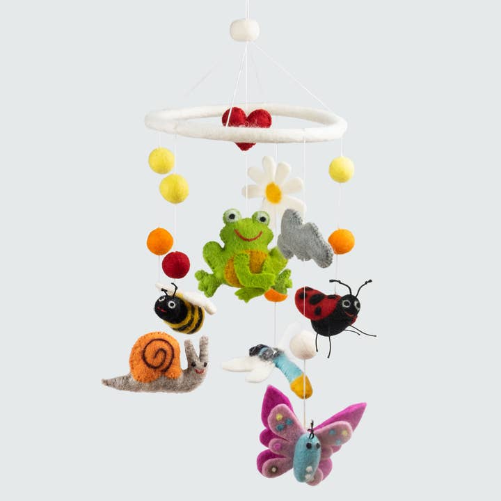 Mobile pour bébé - Amis du jardin de printemps - Décoration de chambre d'enfant pour la vente par The Winding Road