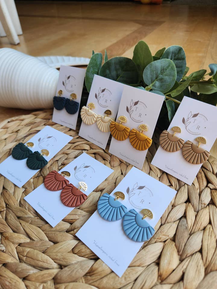 Kai| Boucles d'oreilles pendantes en argile avec accents dorés pour la vente par Twig & Rue boutique