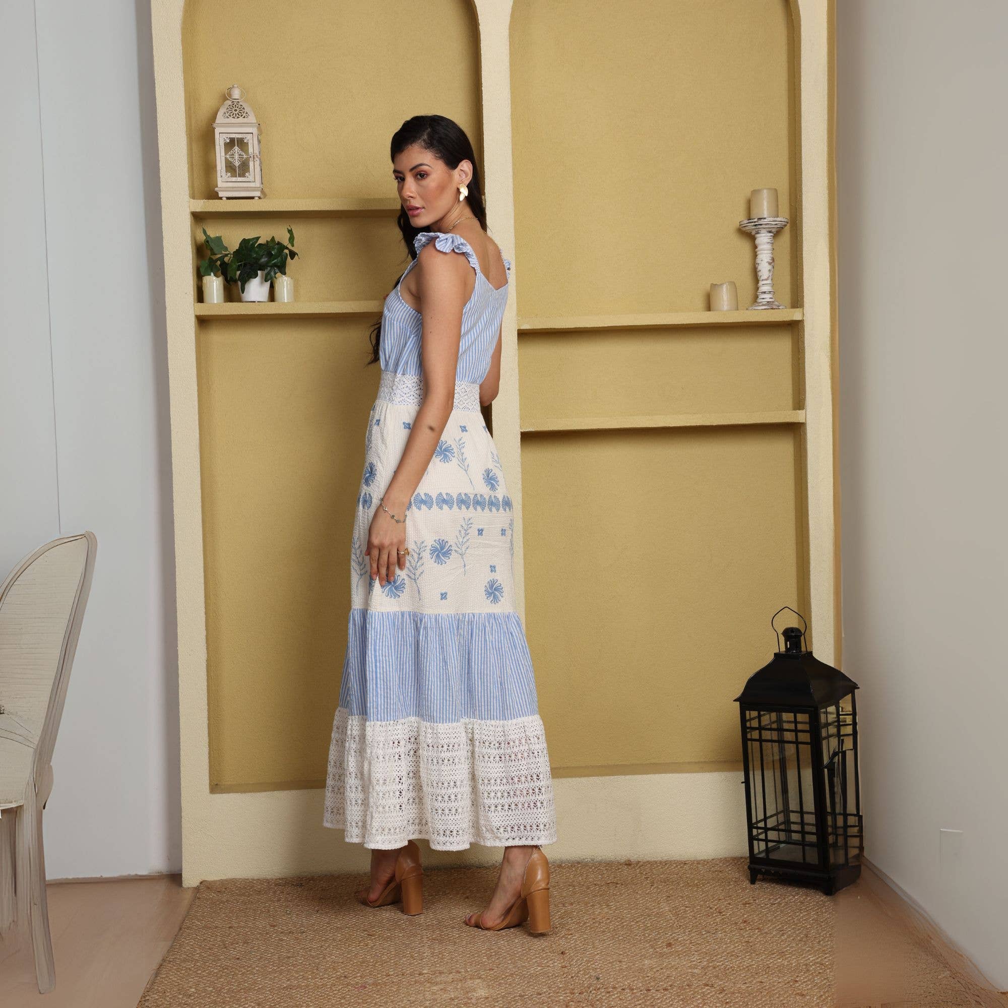 Azul e branco 4030 Vestido Comprido de Alças com Camadas em Seersucker para venda a revendedores na Faire4