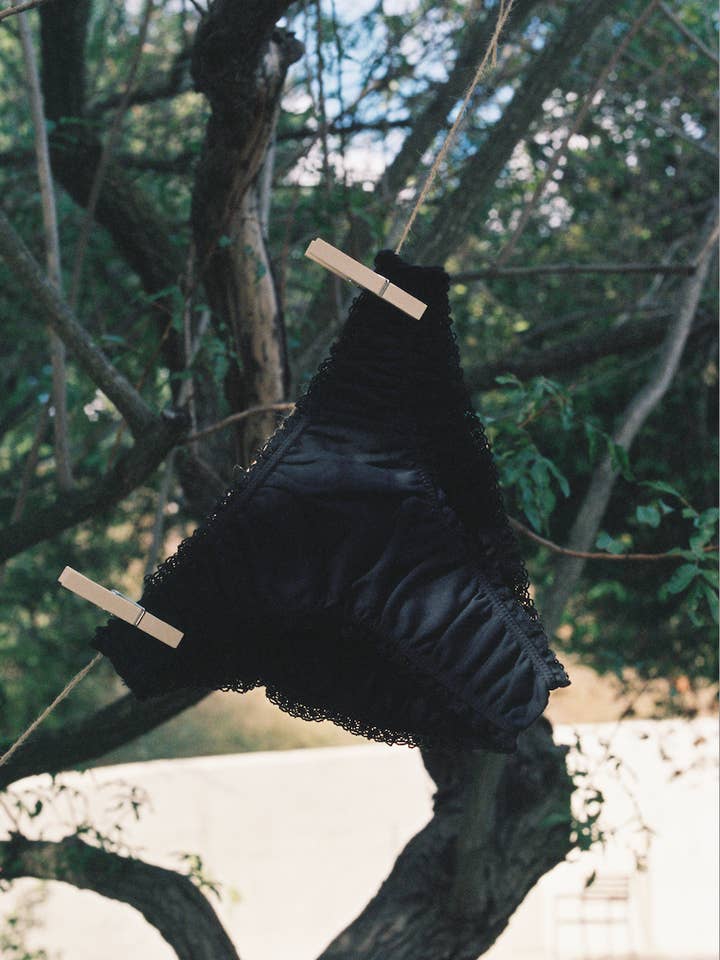 Paulette & Maria - Vente Sous-vêtements – femme - La culotte noire à volants5