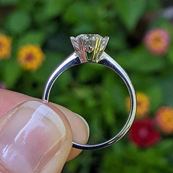 TwoBirch – Großhandel Verlobungsringe – Twobirch Verlobungsring aus platiniertem 925er-Sterlingsilber, 1 Karat, runder Solitär-Moissanit-Verlobungsring mit herzförmigen Zinken4