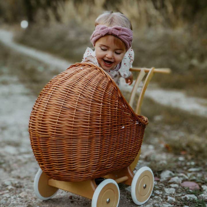 The Wicker Stories - Vente Accessoire de poupée – enfant - Poussette en osier pour poupée, landau naturel2