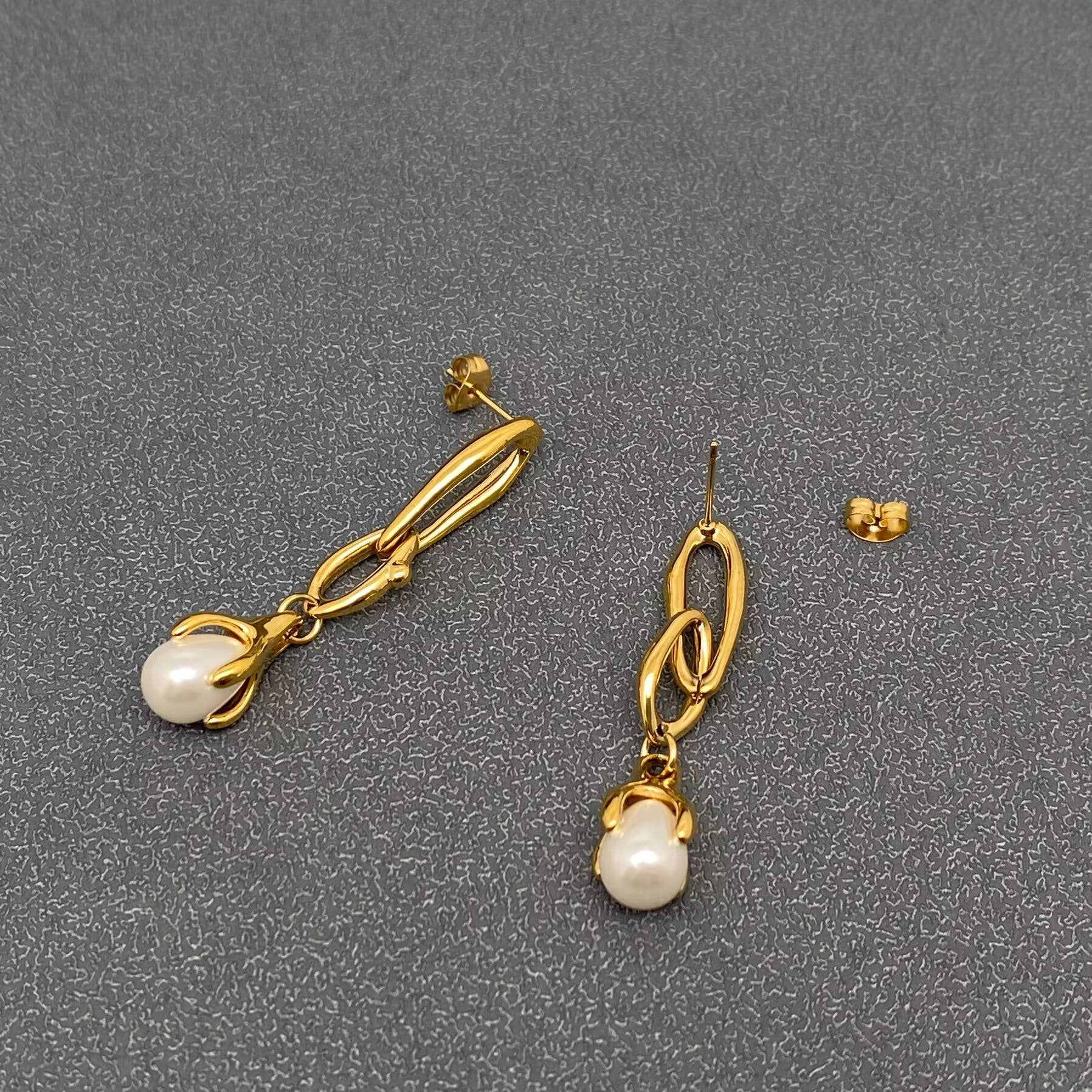 Mio Queena – wholesale Dangle earrings – Paw Scratch Pearl 18K Gold Plated S.Steel Earrings - FGS2