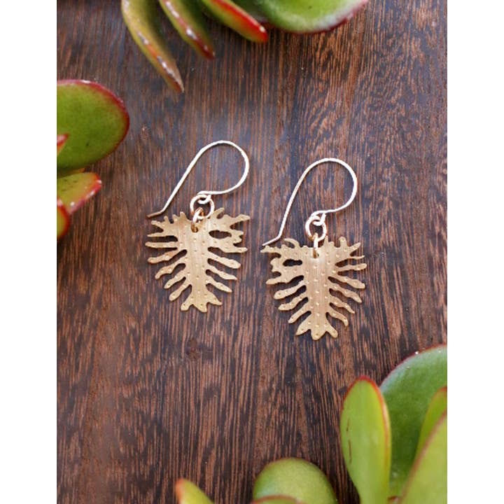 Philodendron-Ohrringe aus Messing, klein für den Großhandel von K Elizabeth Jewelry