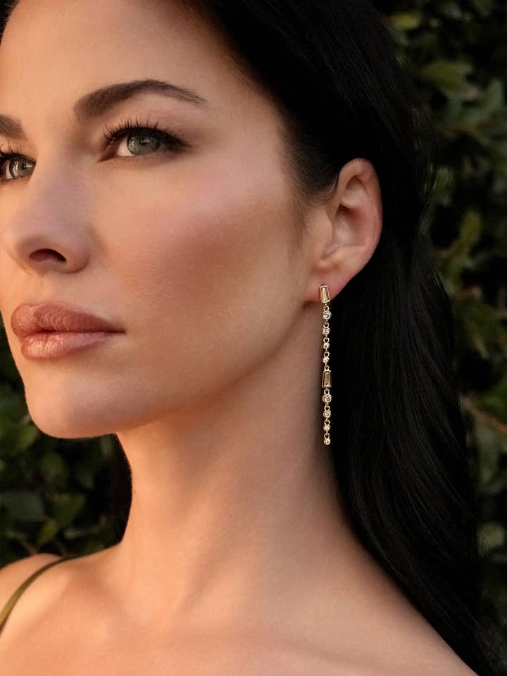 Boucles d'oreilles linéaires en cristal pour la vente par Ettika