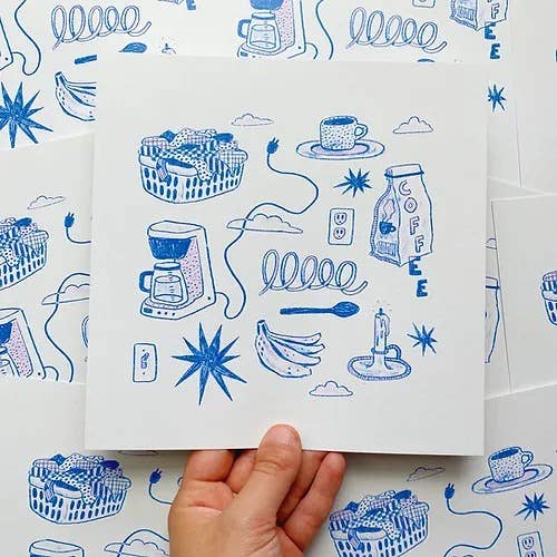 Druck - blaues Stillleben für den Großhandel von Allison Mckeen Art