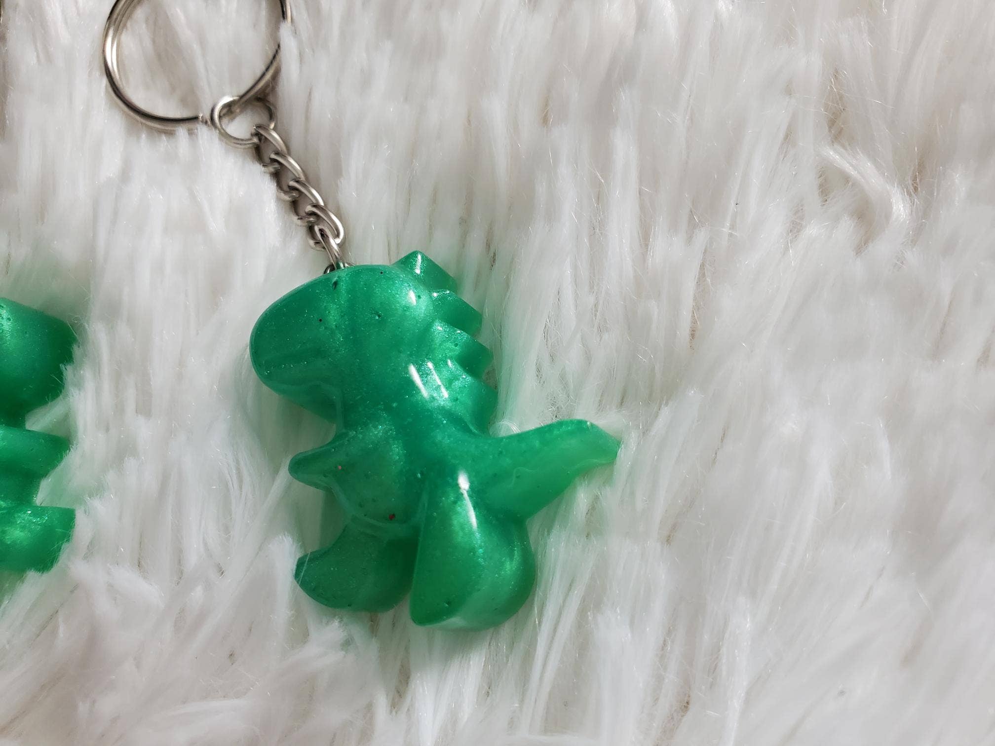 Tots And Tumblers Art - Venta al por mayor Llavero - Niños - Llavero de resina de dinosaurio, llavero tipo mochila2