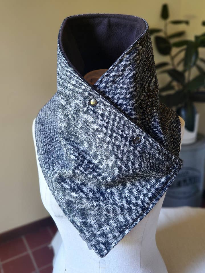 Col à pressions - twill noir et blanc pour la vente par Grandma Skills