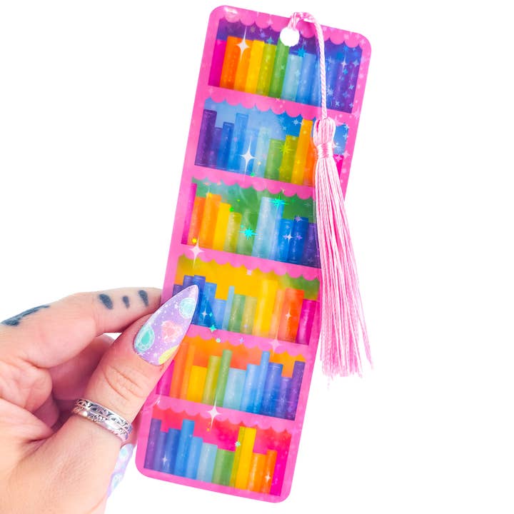 Holografisches Lesezeichen – Pinkes Bücherregal mit Regenbogenbüchern für den Großhandel von Pretty Rude Things