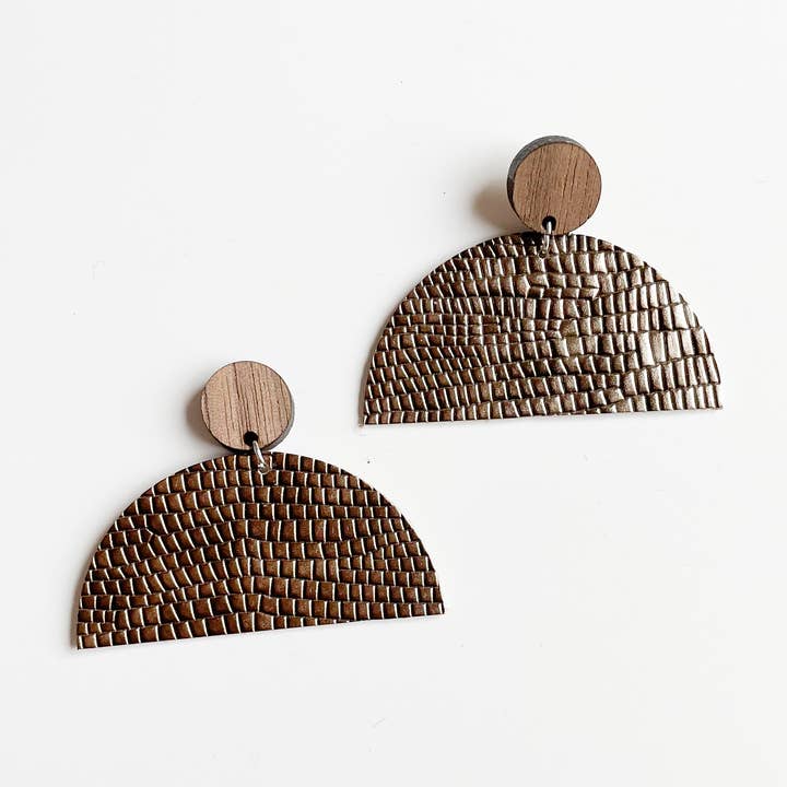 Pendientes de piel y madera con textura de serpiente sintética y nogal para venta al por mayor de Moccaberry