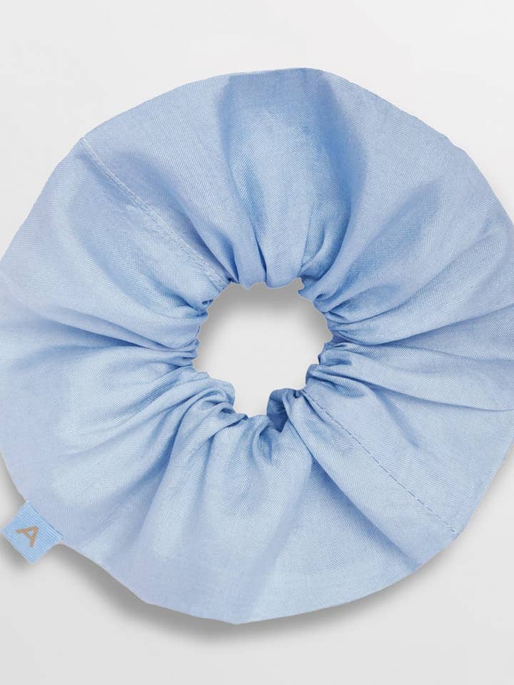 Soleil Solid Zijde Scrunchie - Korenbloem voor wholesale door AMARIS - Sustainable Womens Resortwear