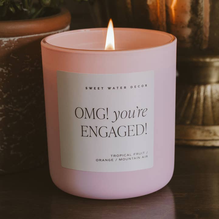 *NUEVO* ¡Dios mío! ¡Estás comprometido! Vela de soja de 15 oz, tarro mate para venta al por mayor de Sweet Water Decor