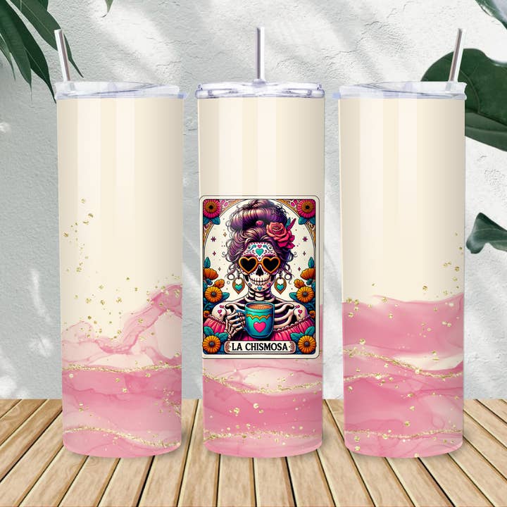 La Chismosa Tumbler – 20oz Lotería-inspireret rustfrit stål kop med marmorrosa & Día de Muertos stemning for engroshandel hos Bloom Designs