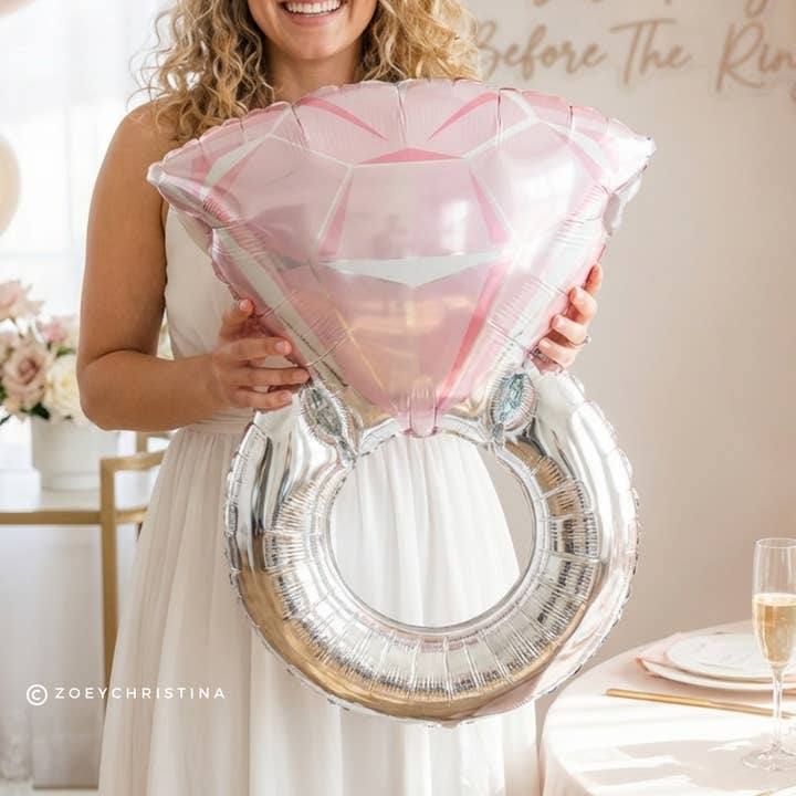 Ballon en feuille en forme de bague de fiançailles rose pour la vente par Zoey Christina