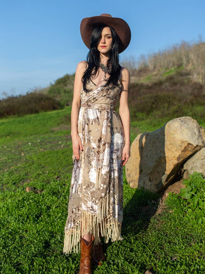 Robe portefeuille en faux cache-cœur Laurenia Fringe (Pré-commande) pour la vente par Jennafer Grace