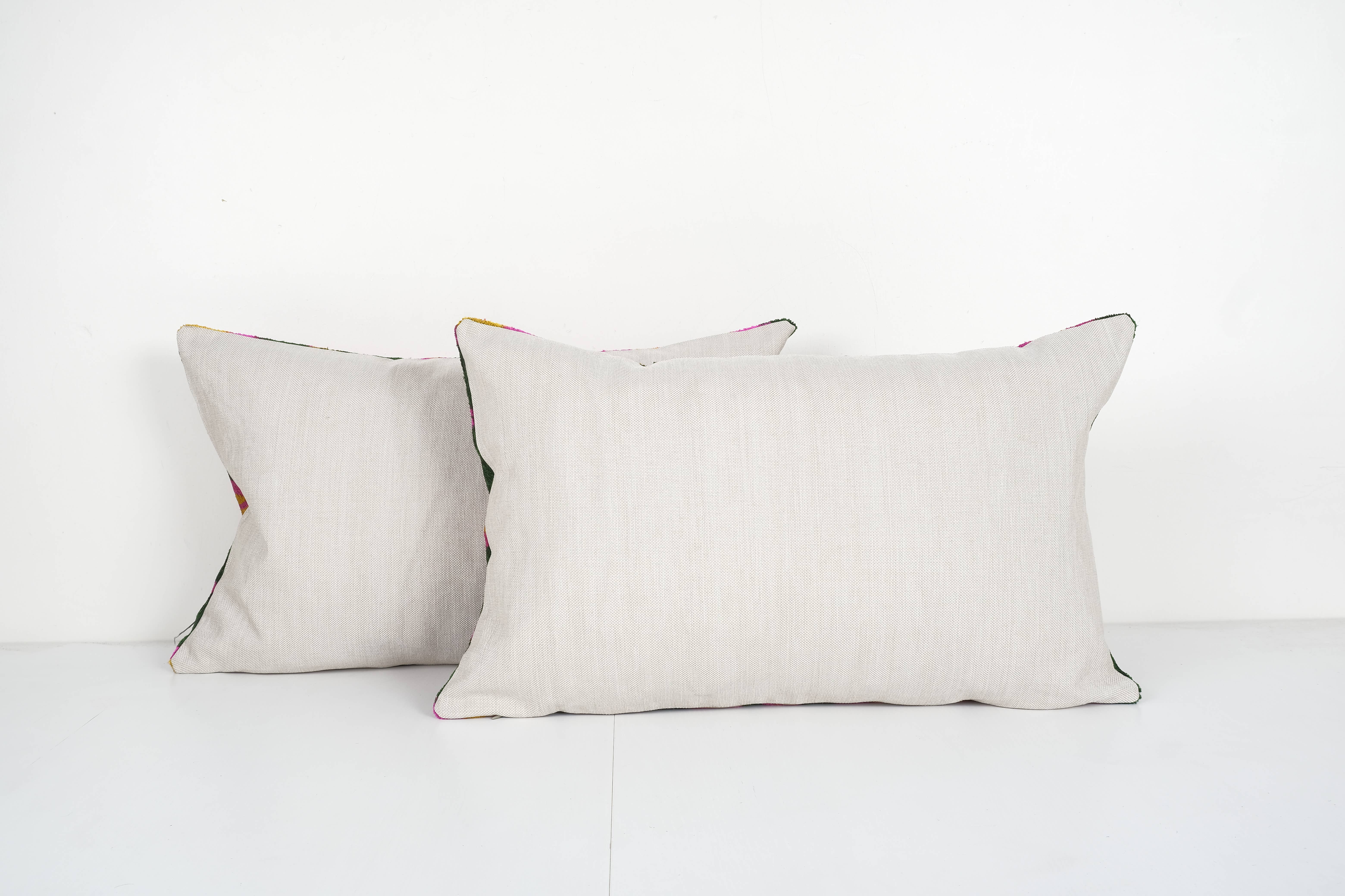 Vintage Pillows Store – wholesale Svankstödskudde – Uppsättning av två rosa siden Ikat kudde med tulpan mönster3