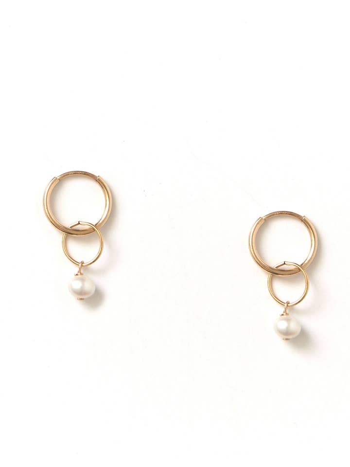 Orecchini a cerchio Caen Pearl per la vendita all'ingrosso da parte di KOZAKH