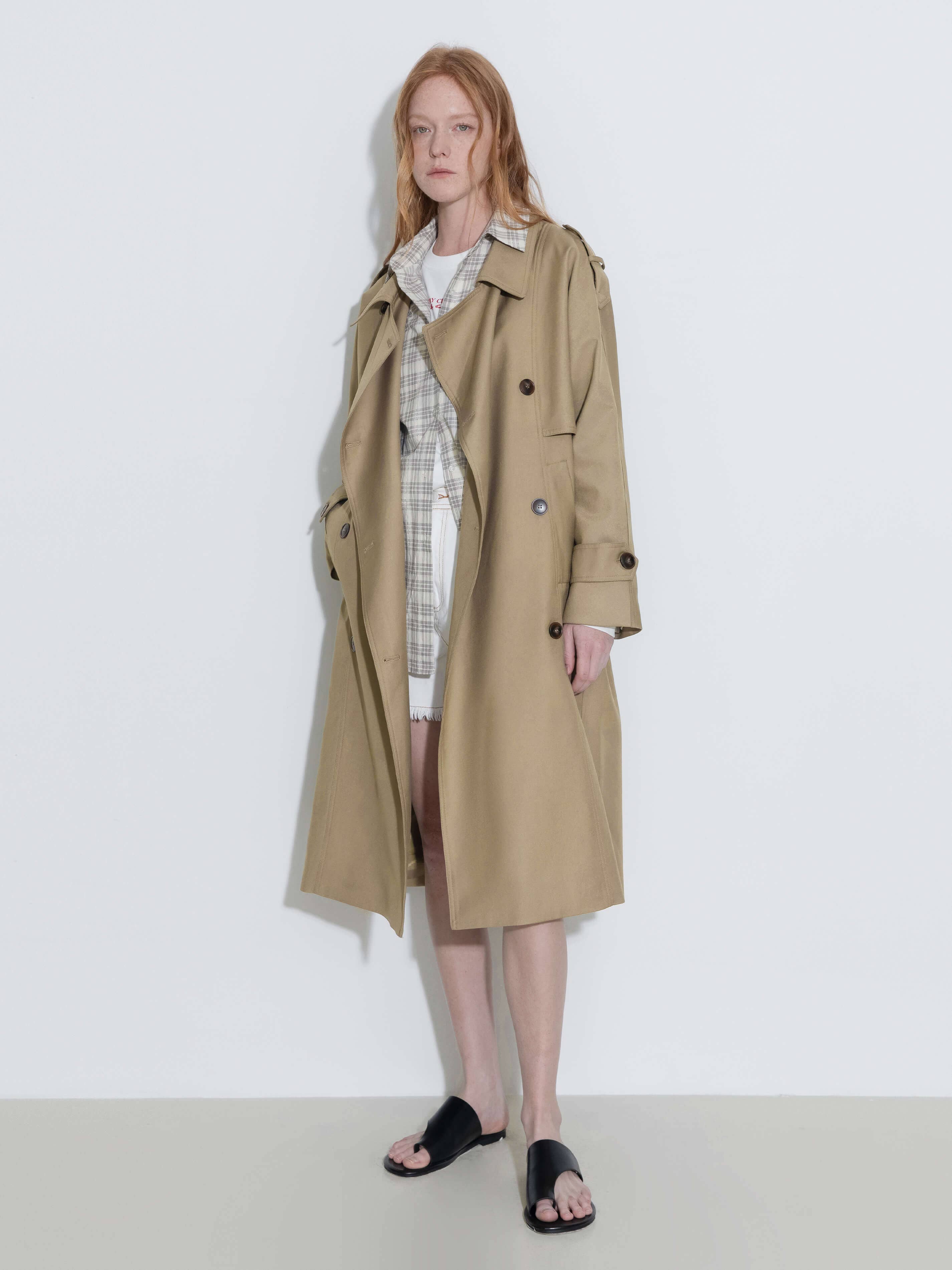 CUBIC – Großhandel Trenchcoat – Damen – Doppelreihiger Trenchcoat mit Gürtel in Khaki9