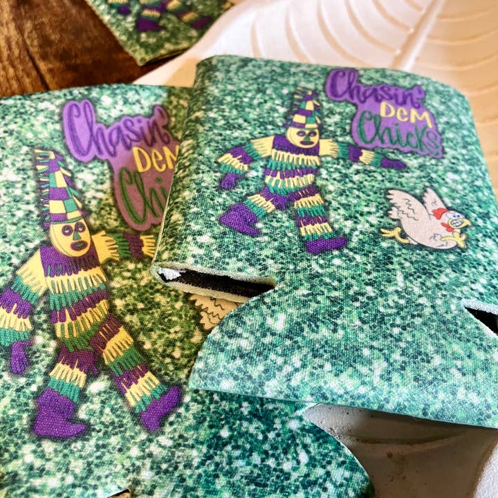 on the Bayou - Vente Housses de boisson - Mardi Gras à la poursuite des poules koozie