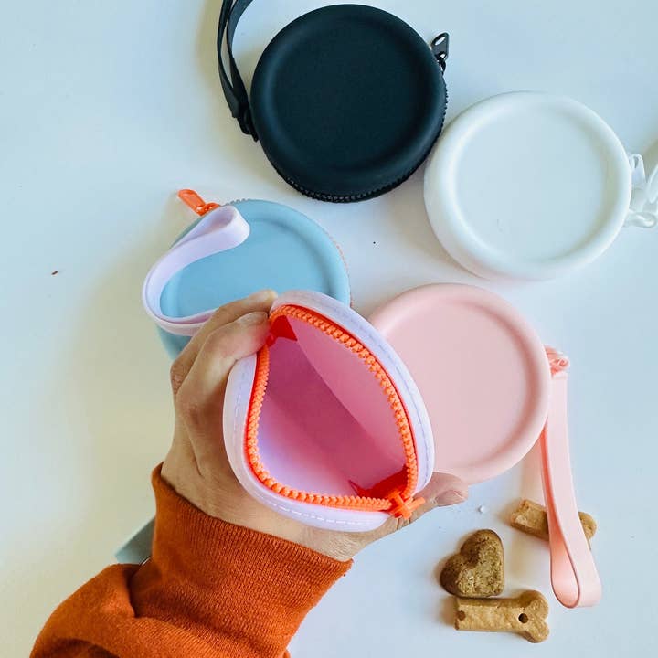 Walking Paws Boutique - Wholesale Pet Treat Pouch - Cat/Dog - Small silicone waterproof dog treat pouch, attach to leash