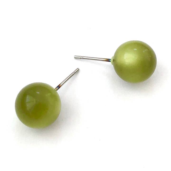 Olijfgroene Moonglow Lucite Bal Oorknopjes voor wholesale door Leetie Lovendale