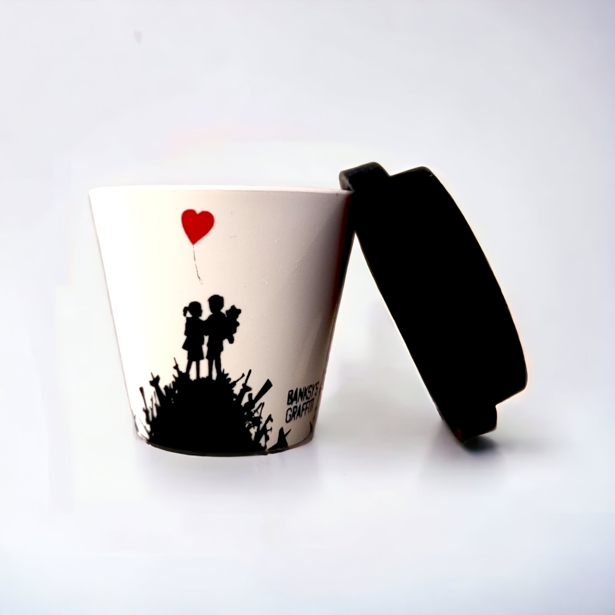 URBAN.ITY SRL – wholesale Kaffe-/Tékopp – Banksy espresso-kopp i RPET 90 ml – Kids on Guns2