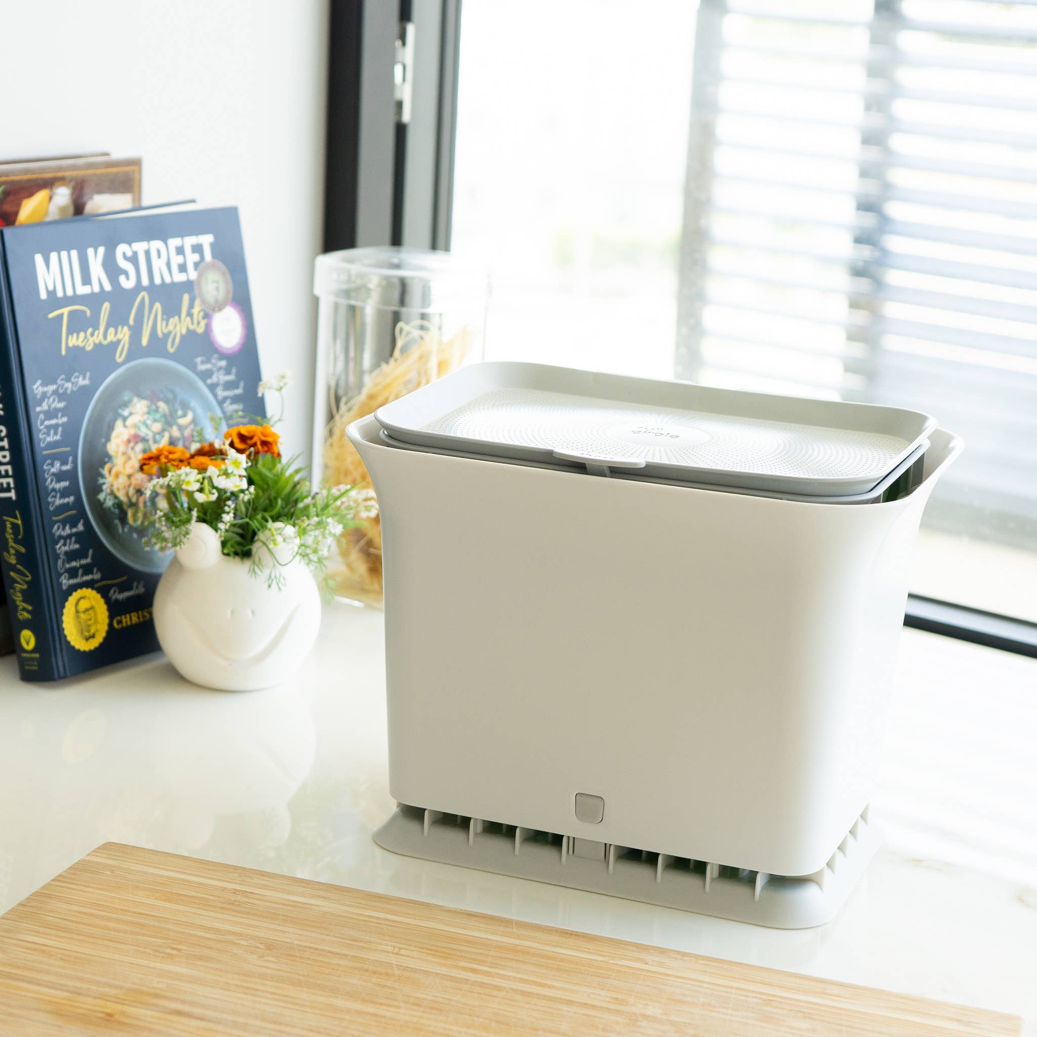 Full Circle Home - EU - Wholesale Kitchen Tool/Gadget - Fresh Air Odor-Free Compost Collector1