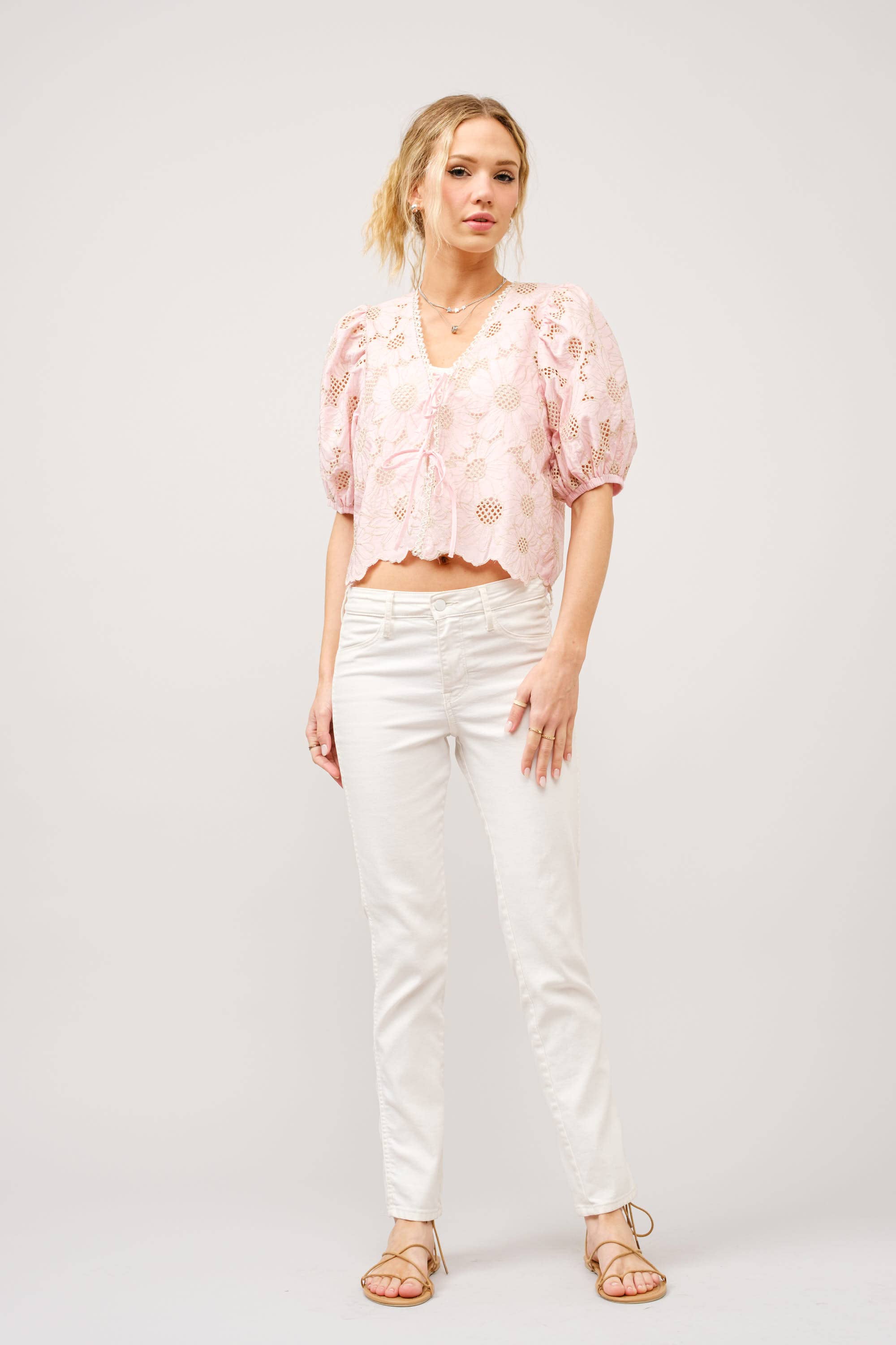 ROSA Top de algodón con bordado metálico, lazo frontal y dobladillo en forma de concha de venta al por mayor en Faire3