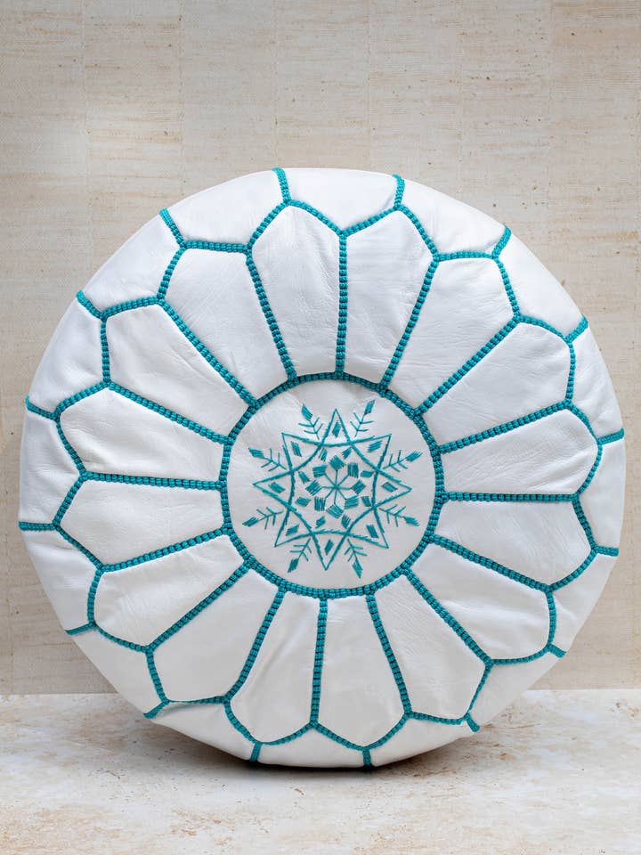 Marockansk läderpuff – Vit med turkos söm för wholesale av Maison Berber
