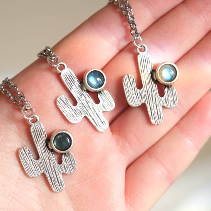 Colar com Pendente de Cacto com Pedra Preciosa por atacado de Muna Moth