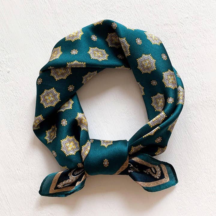 Sciarpa in seta di gelso 100% verde con gemme bohémien, foulard in seta, sciarpa per capelli in seta, sciarpa da collo in seta, regalo per la festa della mamma, accessorio per borsa, regalo per lei per la vendita all'ingrosso da parte di SueSilkHK