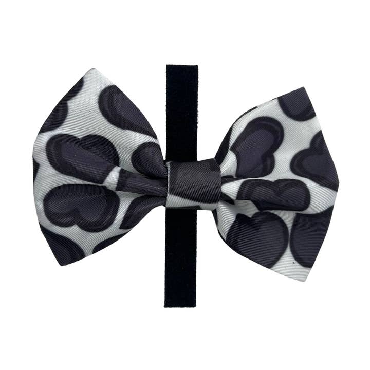 Black Hearts - Vlinderdas voor wholesale door Peanut Apparel