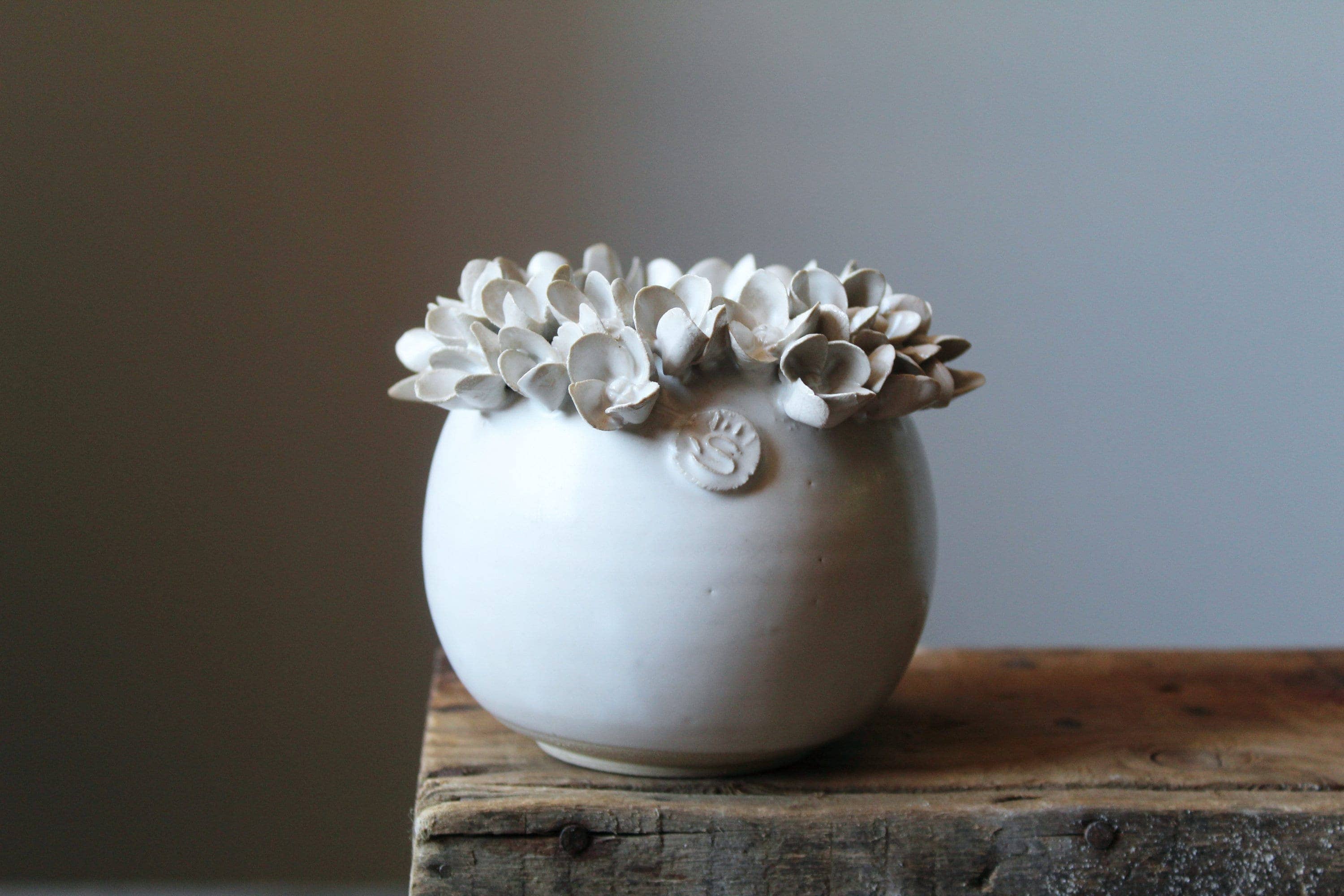 L'Officina – wholesale Vase – Hydrangea - Small white spherical stoneware vase with hydrangea flowers1