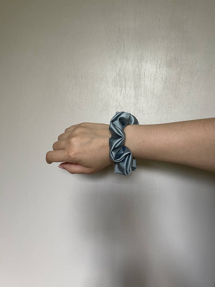 Shelby satijnen scrunchie voor wholesale door Indira & Company