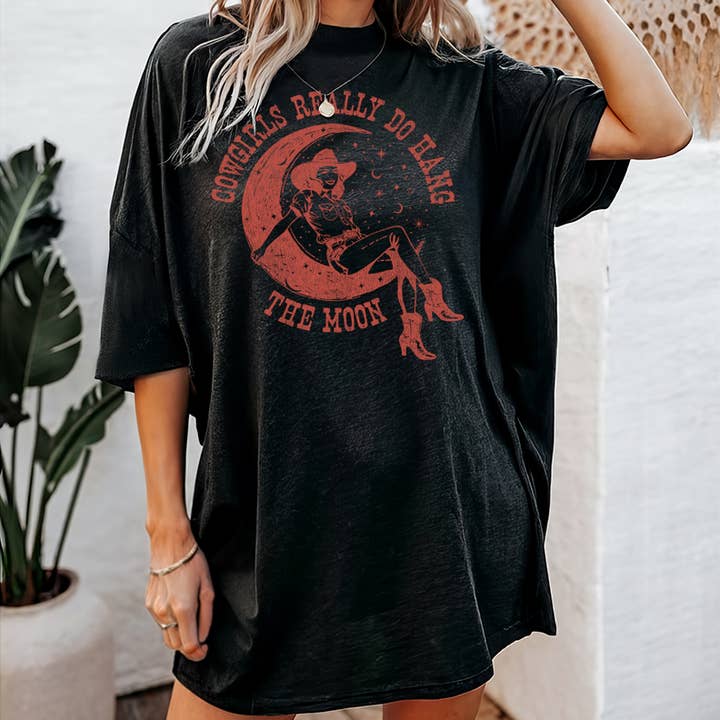 T-SHIRT ILLUSTRÉ COWGIRLS REALLY DO HANG THE MOON pour la vente par LaLaSista