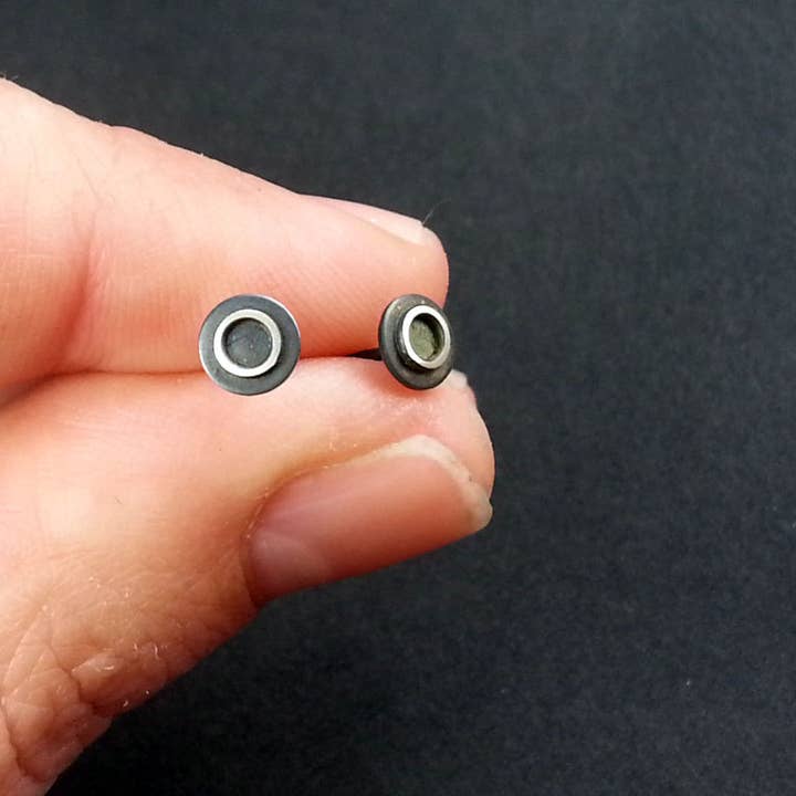 Clous à œillets simples pour la vente par Erin Austin Design