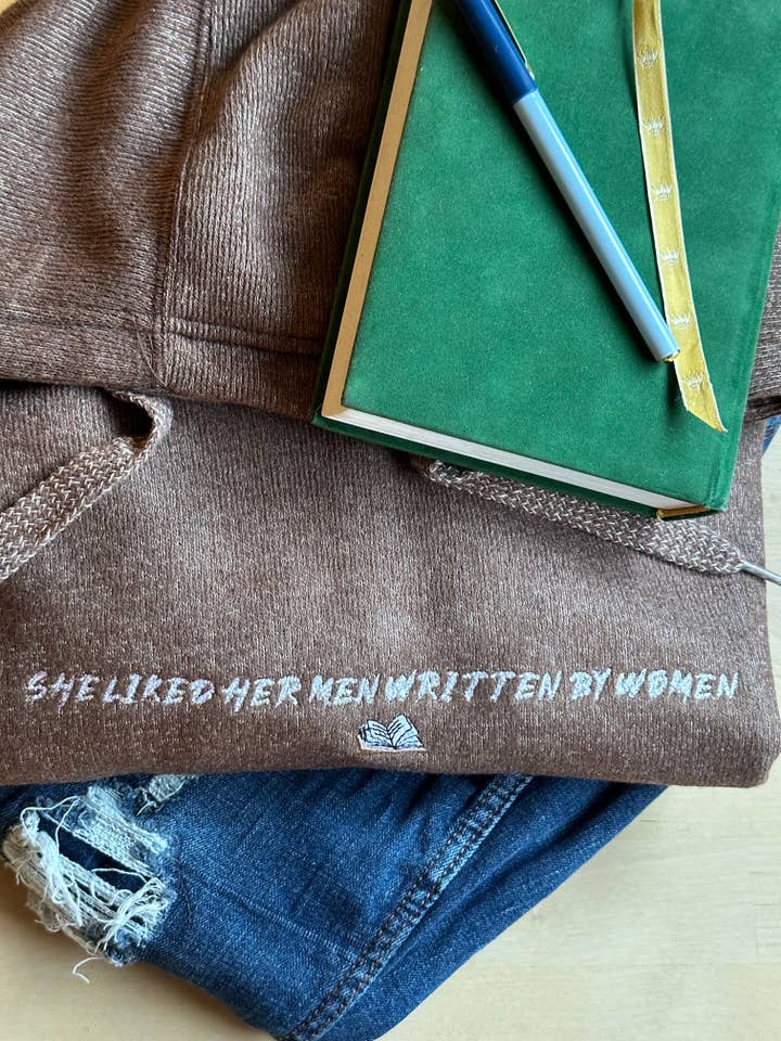 Felpa con cappuccio a tema libro, Le piacciono i suoi uomini scritta da donne per la vendita all'ingrosso da parte di Thready Thread Inc.